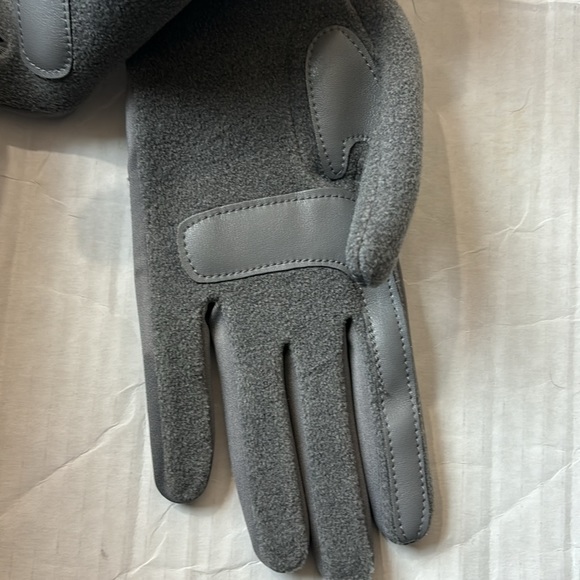 NWT Isotoner grey smart dri gloves in women’s OSFM - Picture 5 of 6